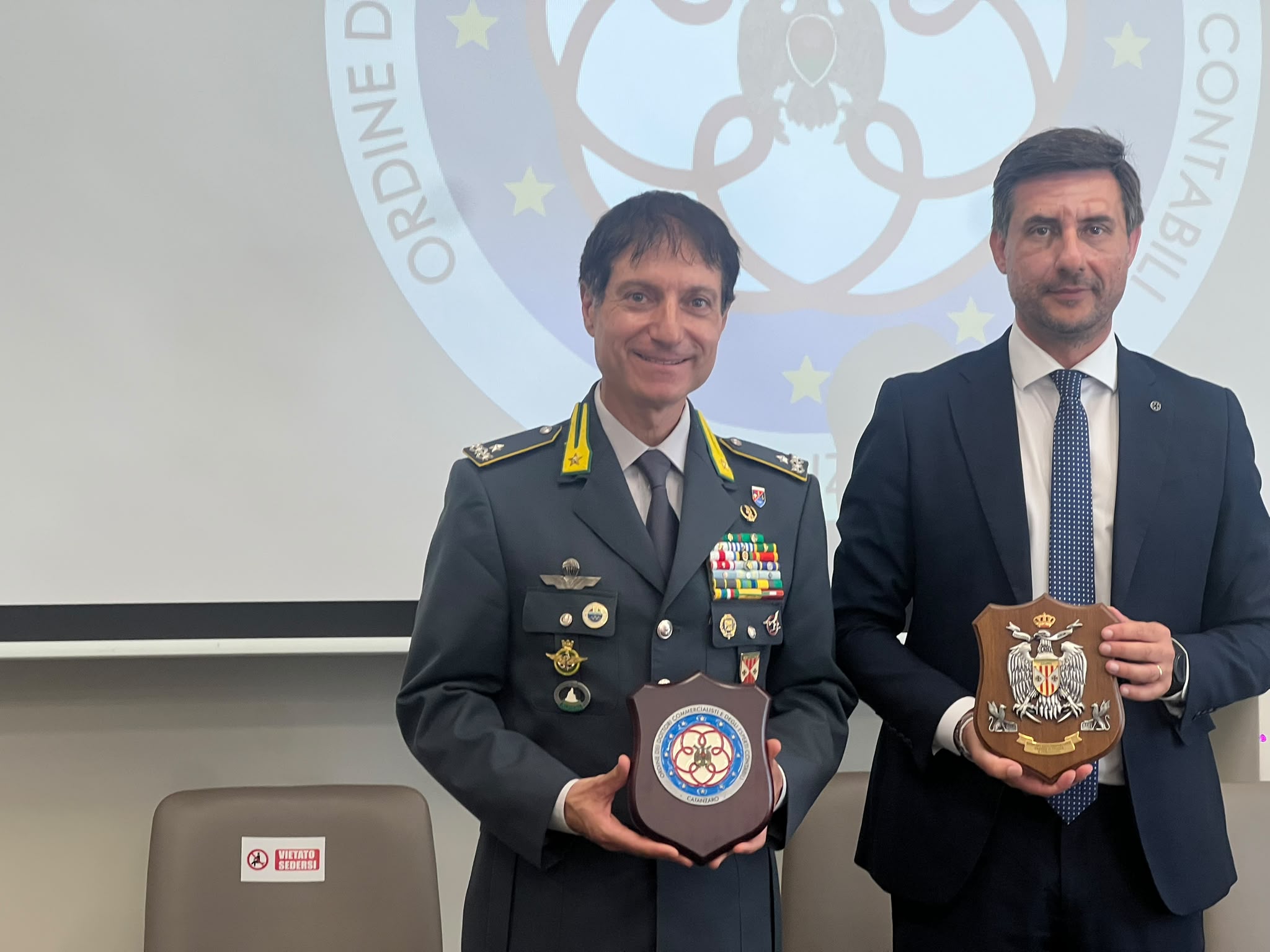Scambio di crest istituzionali
